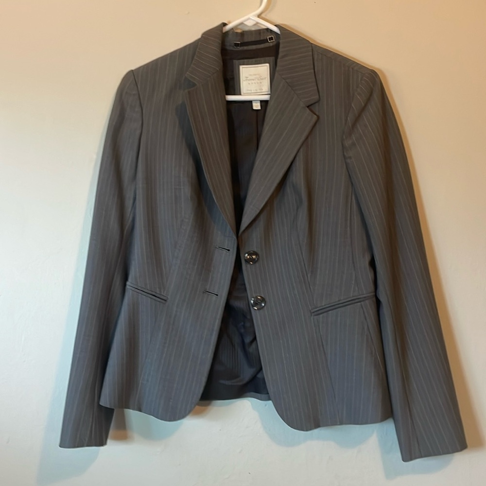 The Limited Perfect Travel Suit blazer. Gray with white pin stripe. Size 8. - Picture 1 of 5